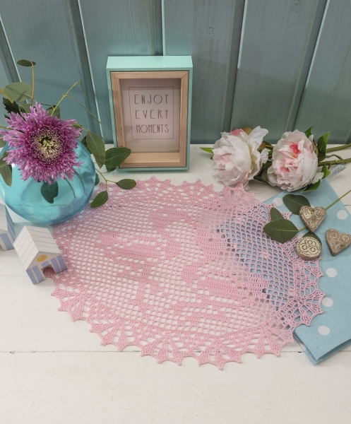 Zartes, rosafarbenes Häkeldeckchen mit filigranem Muster, liebevoll handgemacht. Modisch, elegant, DIY.