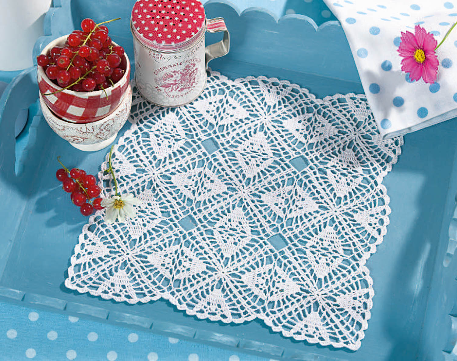 Weißes, handgemachtes Häkeldeckchen mit filigranen Mustern, geometrisch, detailreich, DIY, stilvoll.