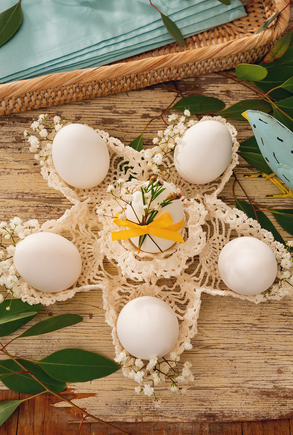 Modellansicht Bild 2: Zarte gehäkelte Osterschale in Ecru