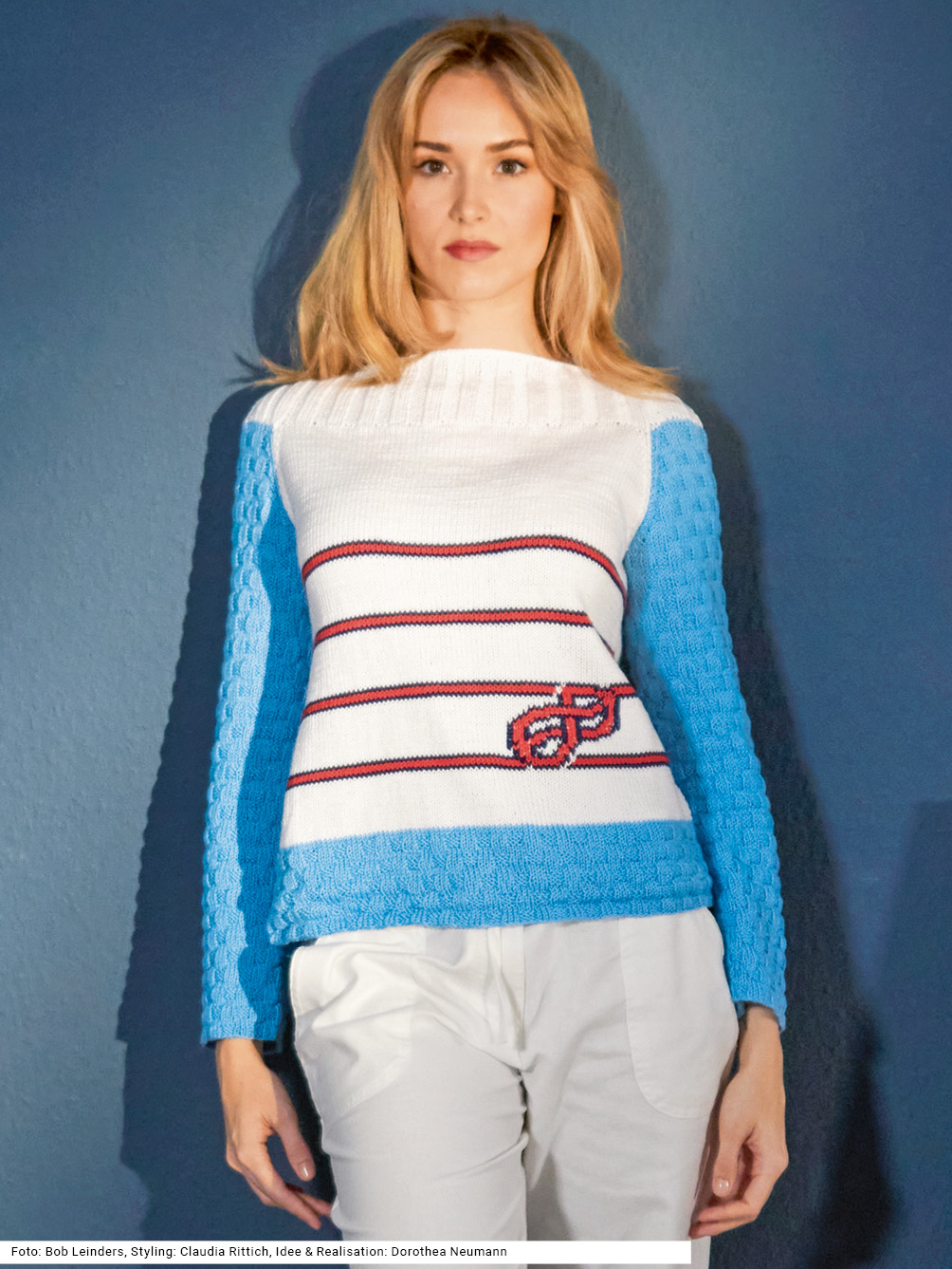 Modellansicht Bild 1: Raglanpulli mit Streifen in Hellblau, Weiß, Rot und Marine