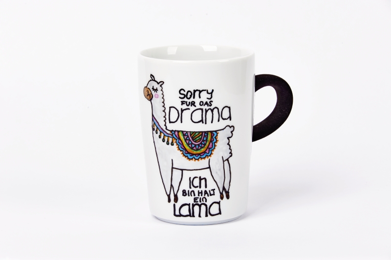 Weiße Tasse mit buntem Lama-Design und humorvollem Text. Kreativ, handgemacht, DIY-Charme.