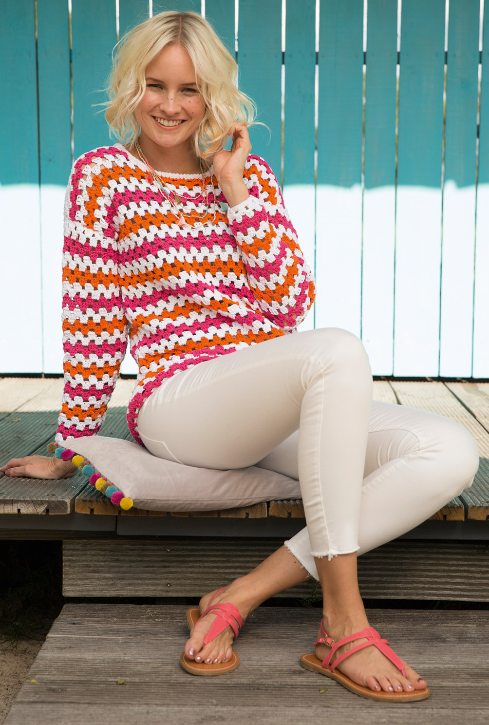 Modellansicht Bild 3: Pulli in Sommerfarben und optischem Welleneffekt