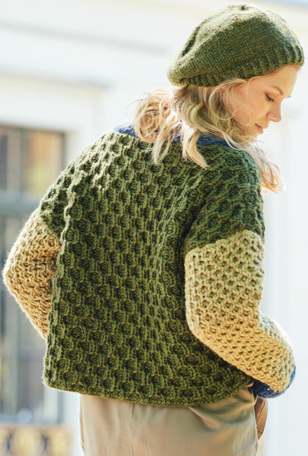 Modellansicht Bild 3: Pulli in Moos- und Lindgrün und Baskenmütze in Moosgrün