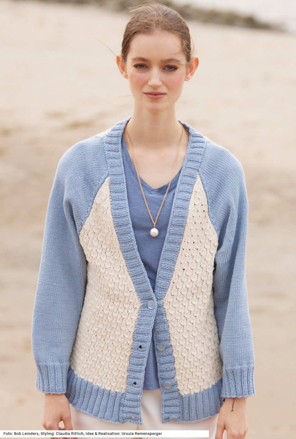 Modellansicht Bild 2: Zweifarbige Raglanjacke in Hellblau und Weiß