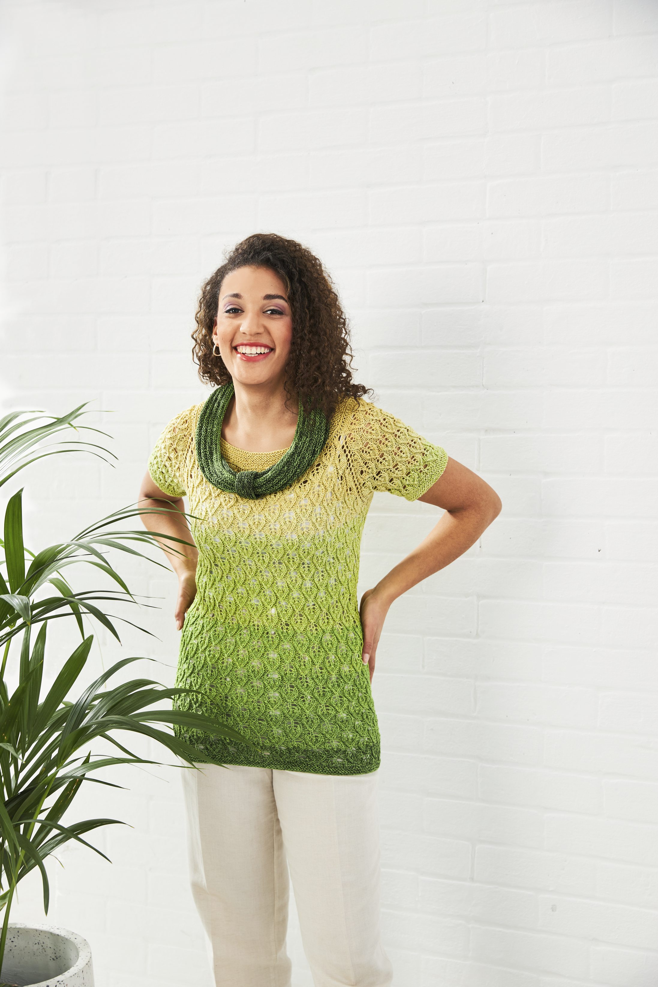 Ombre-Shirt in Grün- und Gelbtönen, gehäkelt, mit zartem Lochmuster. Modischer, handgemachter Look.