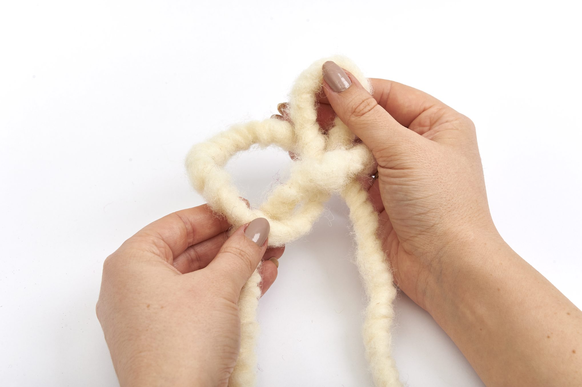 Handarbeit mit cremefarbener Wolle; weicher, flauschiger Look; selbstgemacht und modisch.