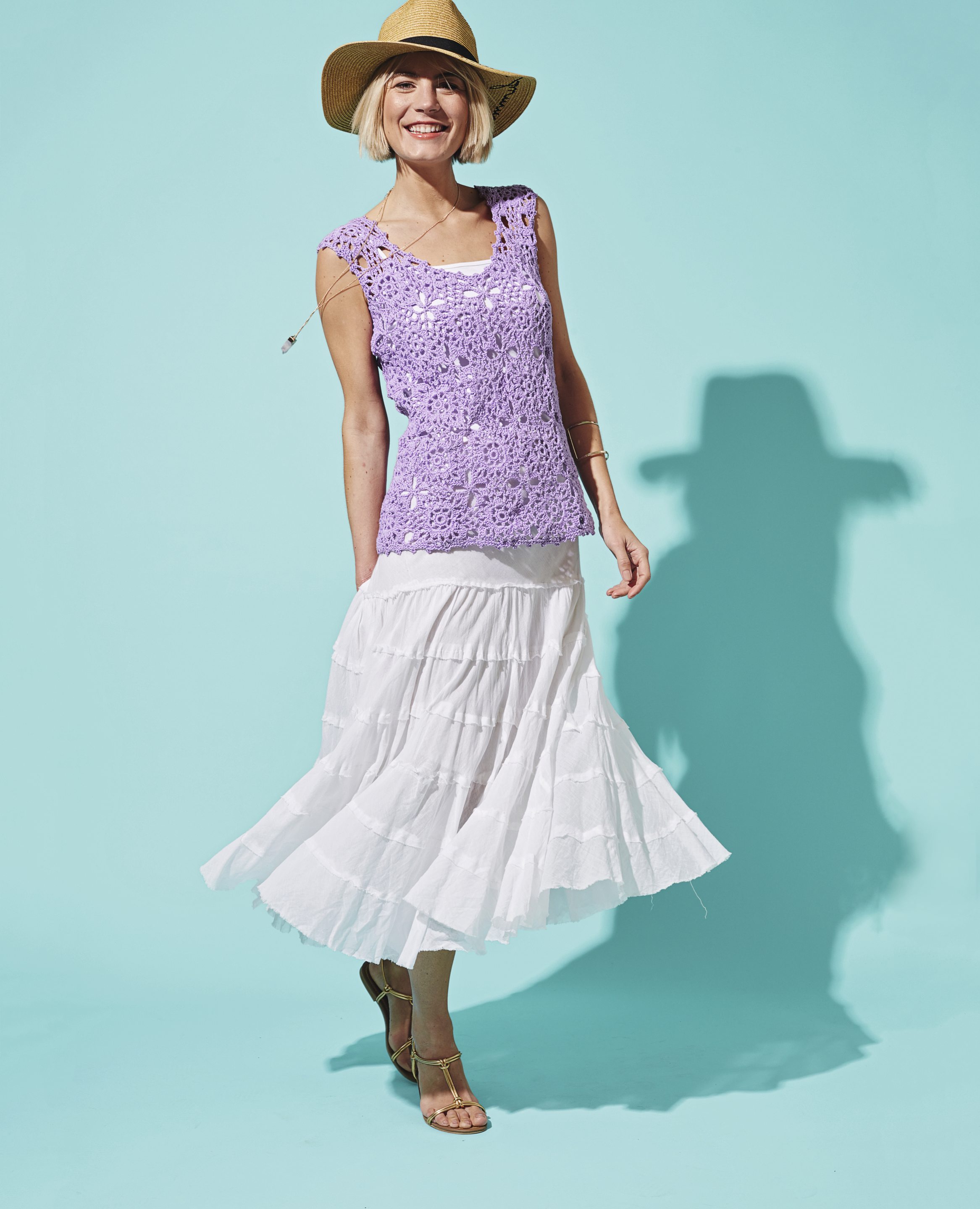 Lila gehäkeltes Top, weiße Stufenrock, Strohhut. Boho-Chic, handgemacht, fließend, modisch, DIY.