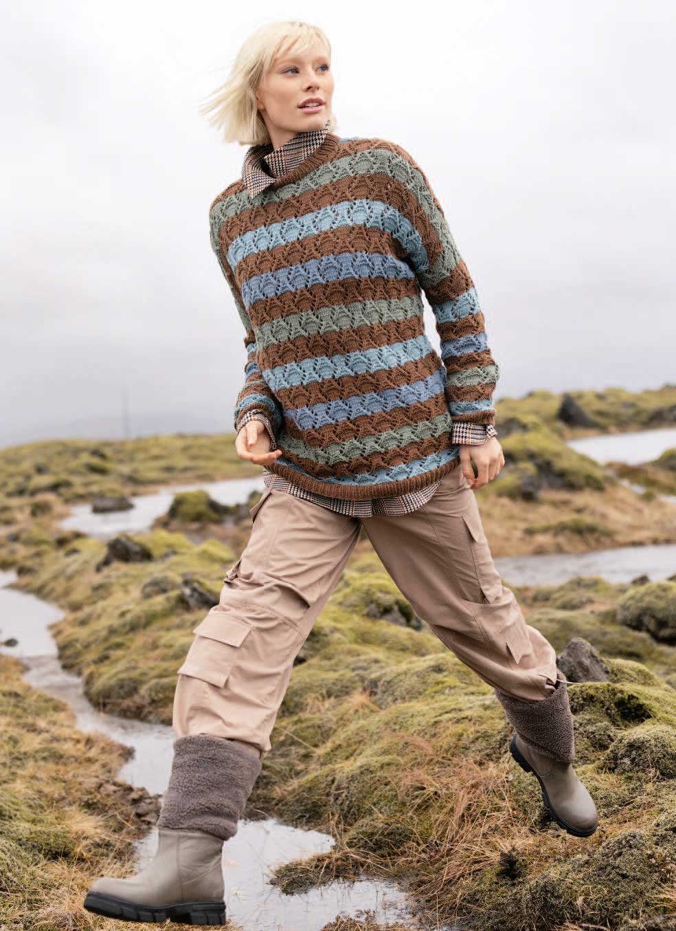 Gestreifter Pullover in Braun-Blau, handgemacht. Bequeme Cargohose, Stiefel mit dicken Socken, rustikaler Stil.