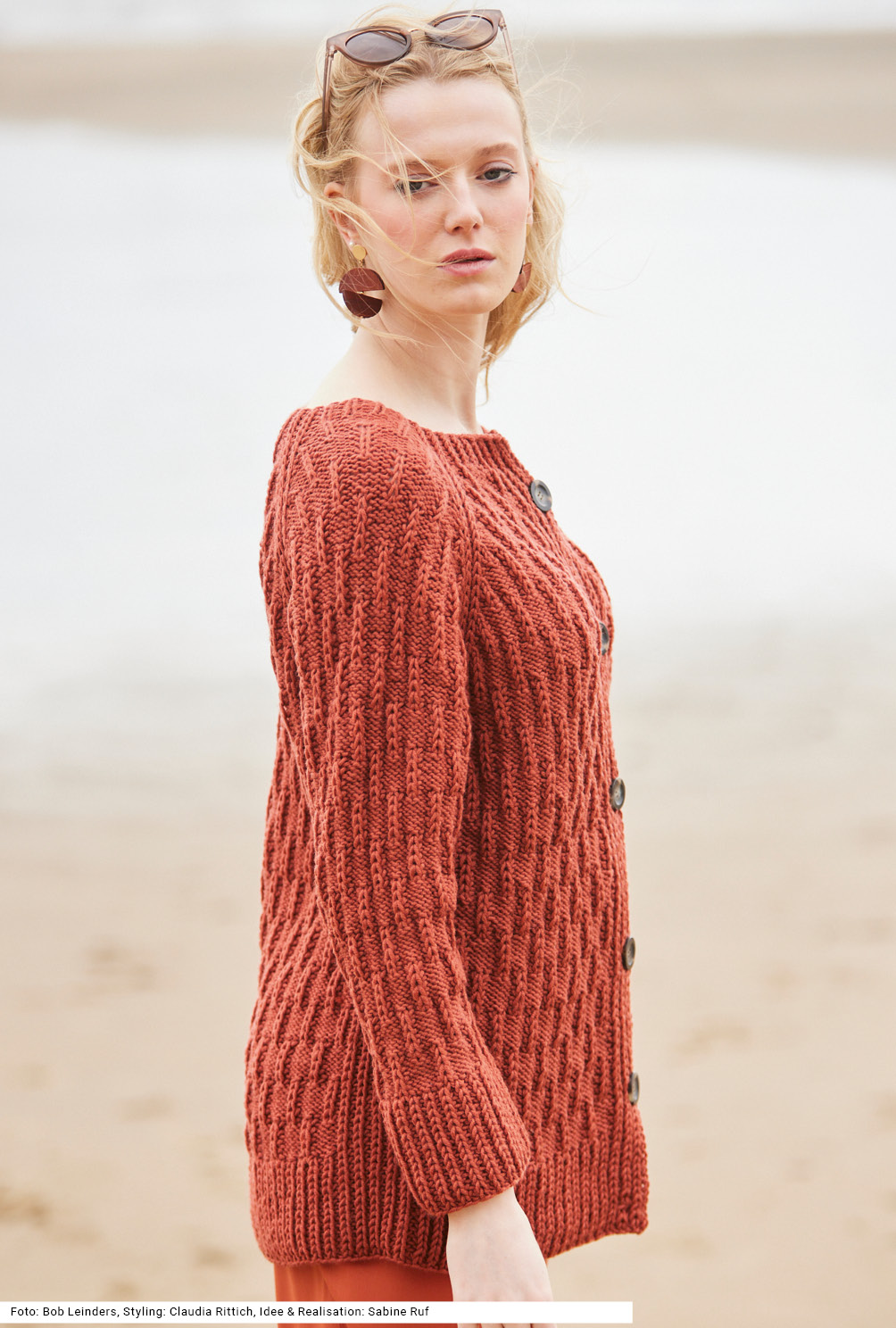 Modellansicht Bild 4: Raglanjacke mit Strukturmuster in Terracottabraun