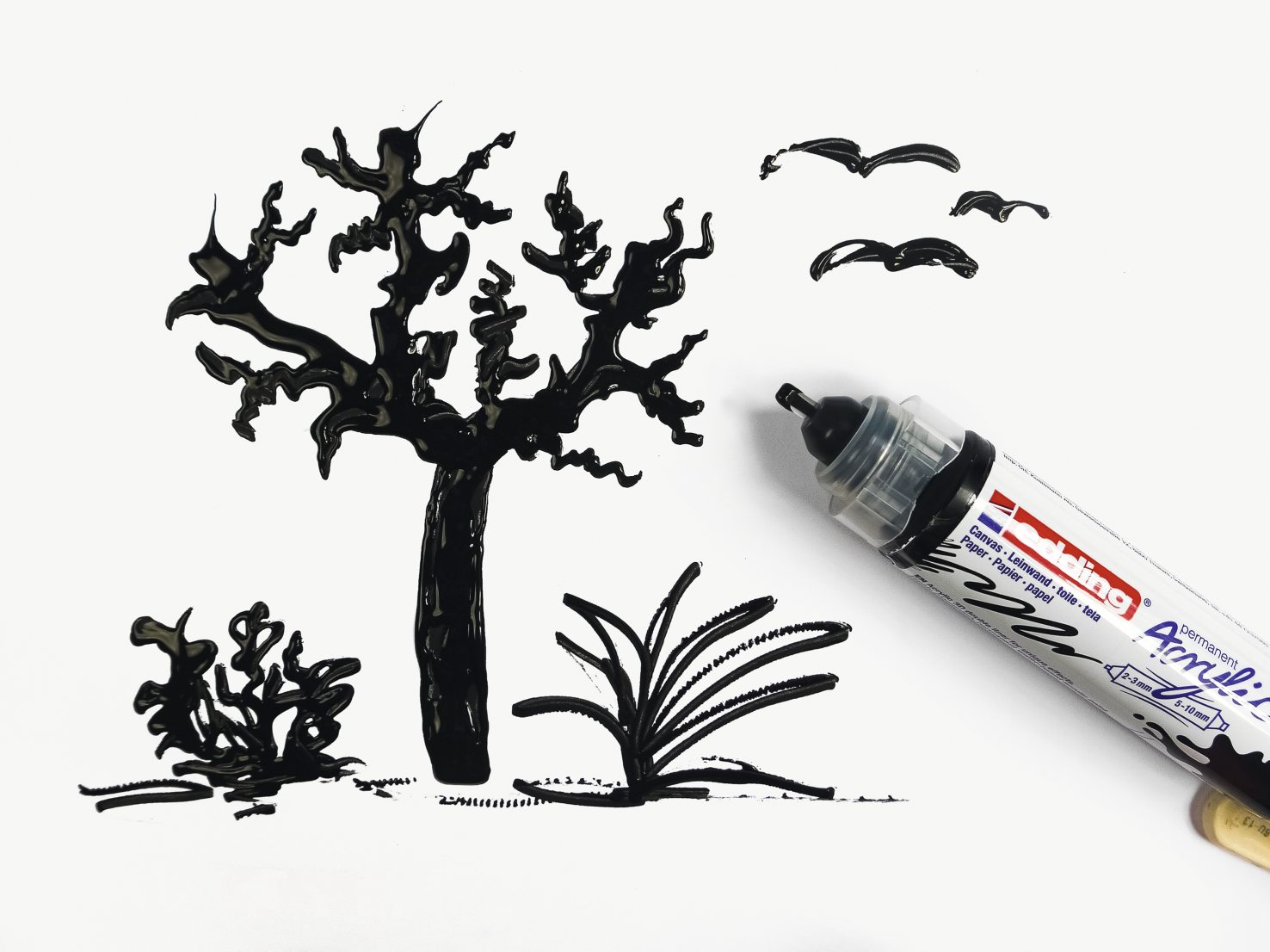 Schwarz-weiße DIY-Zeichnung mit organischen Mustern; gekonnt mit Maker-Stift umgesetzt. Handgemacht und kunstvoll.