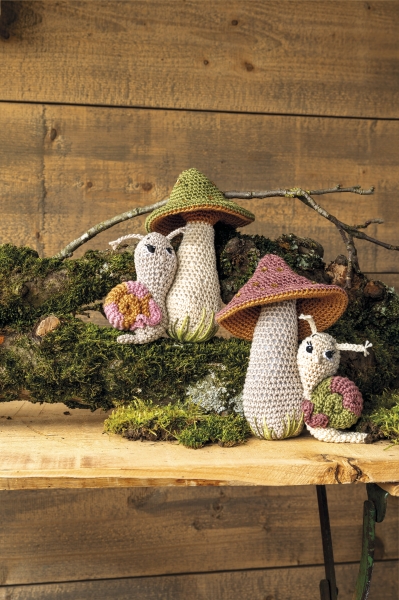 Selbstgemachte, bunte Häkelpilze und -tiere; farbenfroh, einzigartig, handarbeit.