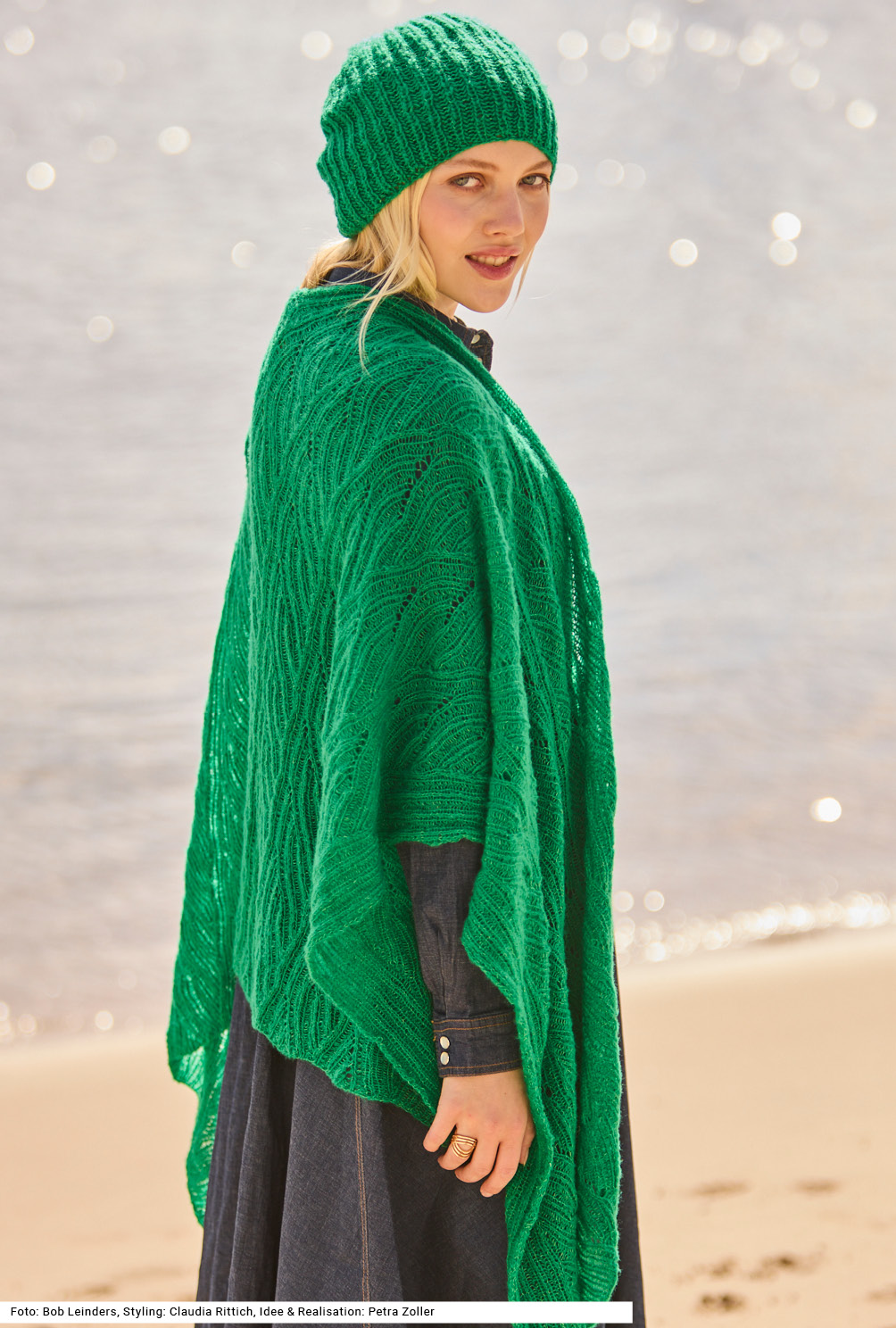 Modellansicht Bild 4: Poncho im Ajourmuster und Patentmütze