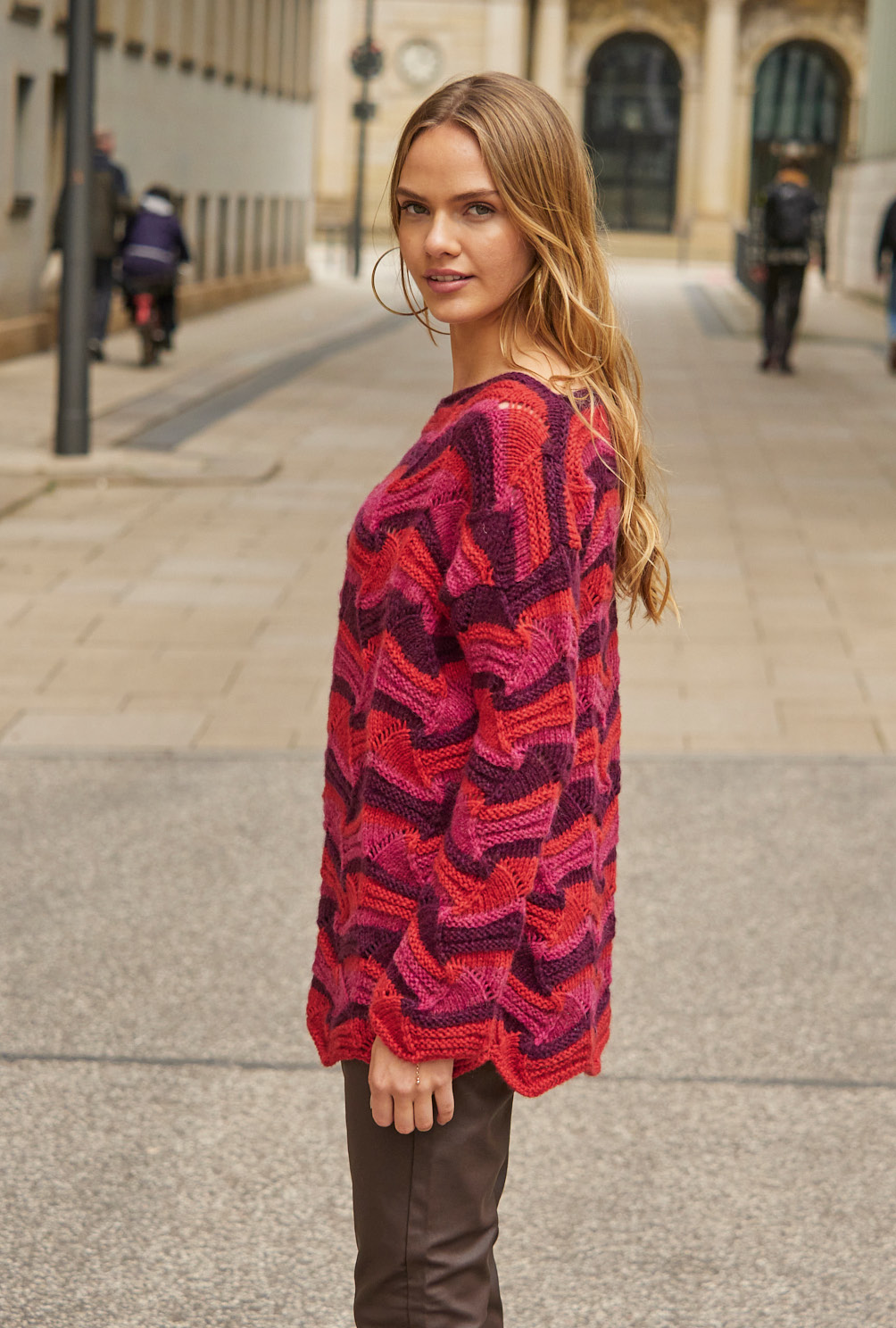 Pullover im Wellenmuster in Rot, Fuchsia und Aubergine