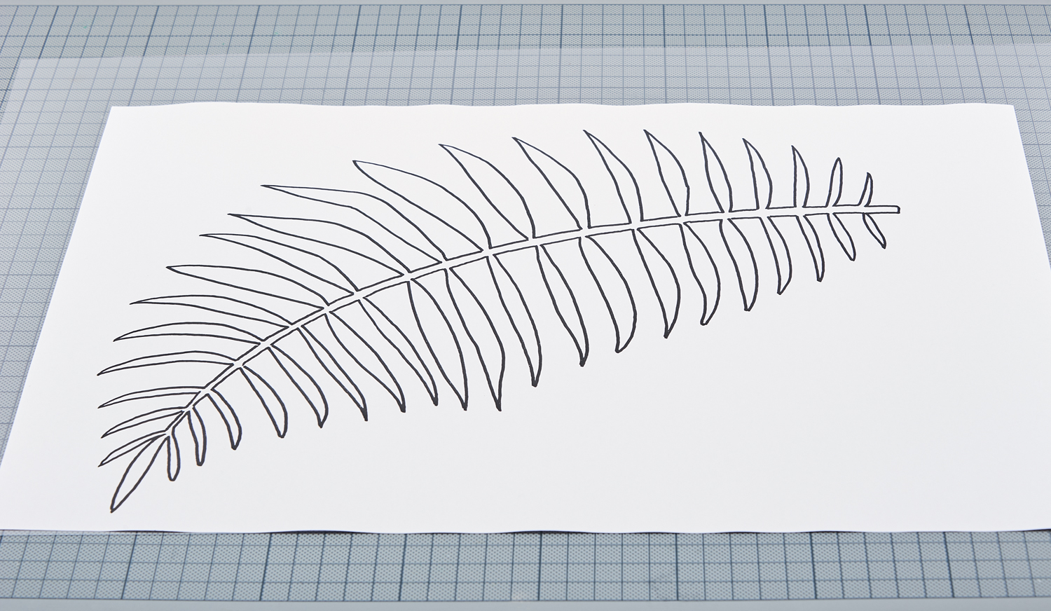 Ein schwarz-weißes Blattmotiv auf weißem Stoff. Minimalistisch mit feiner Linienführung. DIY-Charme.