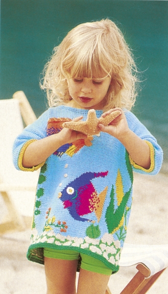 Bunter Strickpulli mit Meeresmotiv, handgemacht. Lebhafte Farben, kindgerechtes Design. DIY-Charme.