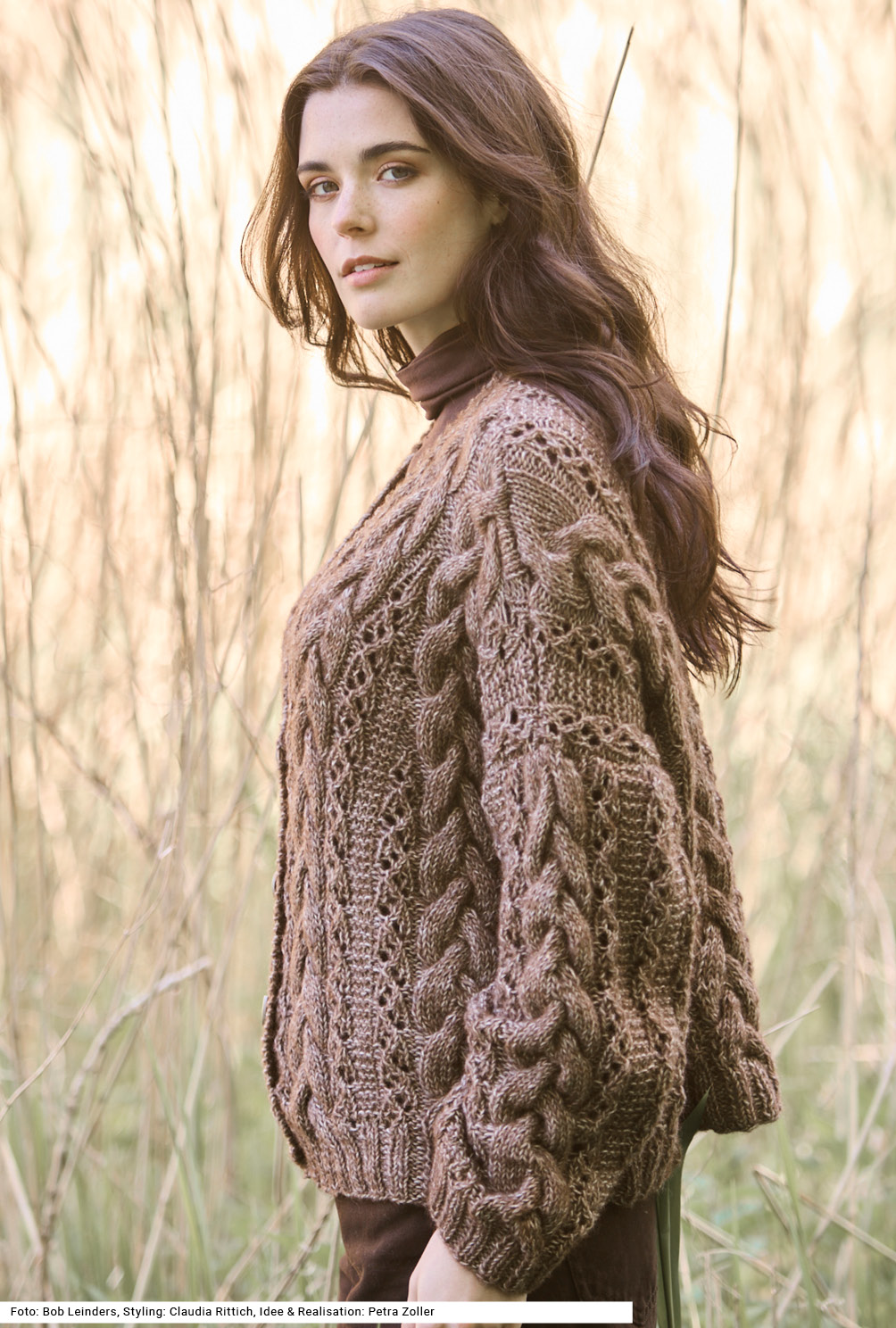Modellansicht Bild 3: Jacke mit Zopf- und Ajourmuster