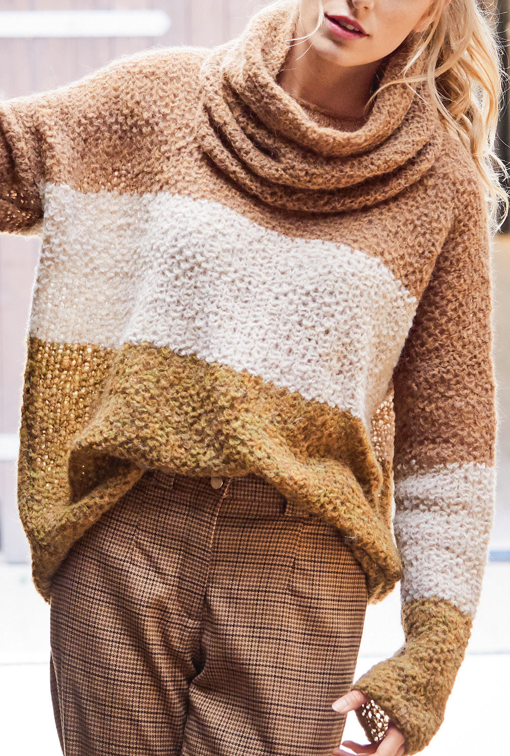 Pulli mit Blockstreifen und Loop in Curry, Sand und Braun