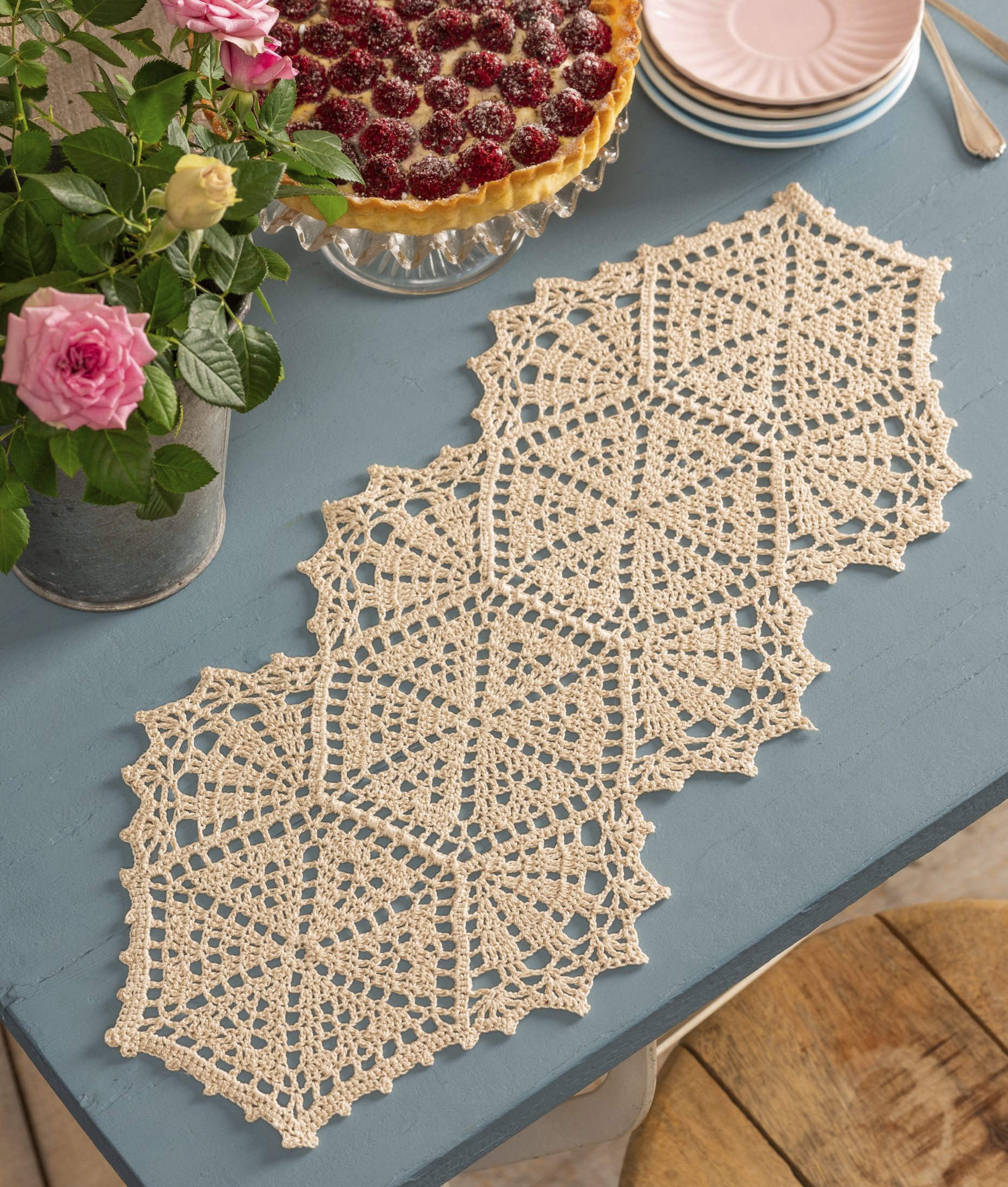 Beiger, handgemachter Tischläufer mit komplexem, geometrischem Muster. Elegant und kunstvoll design.