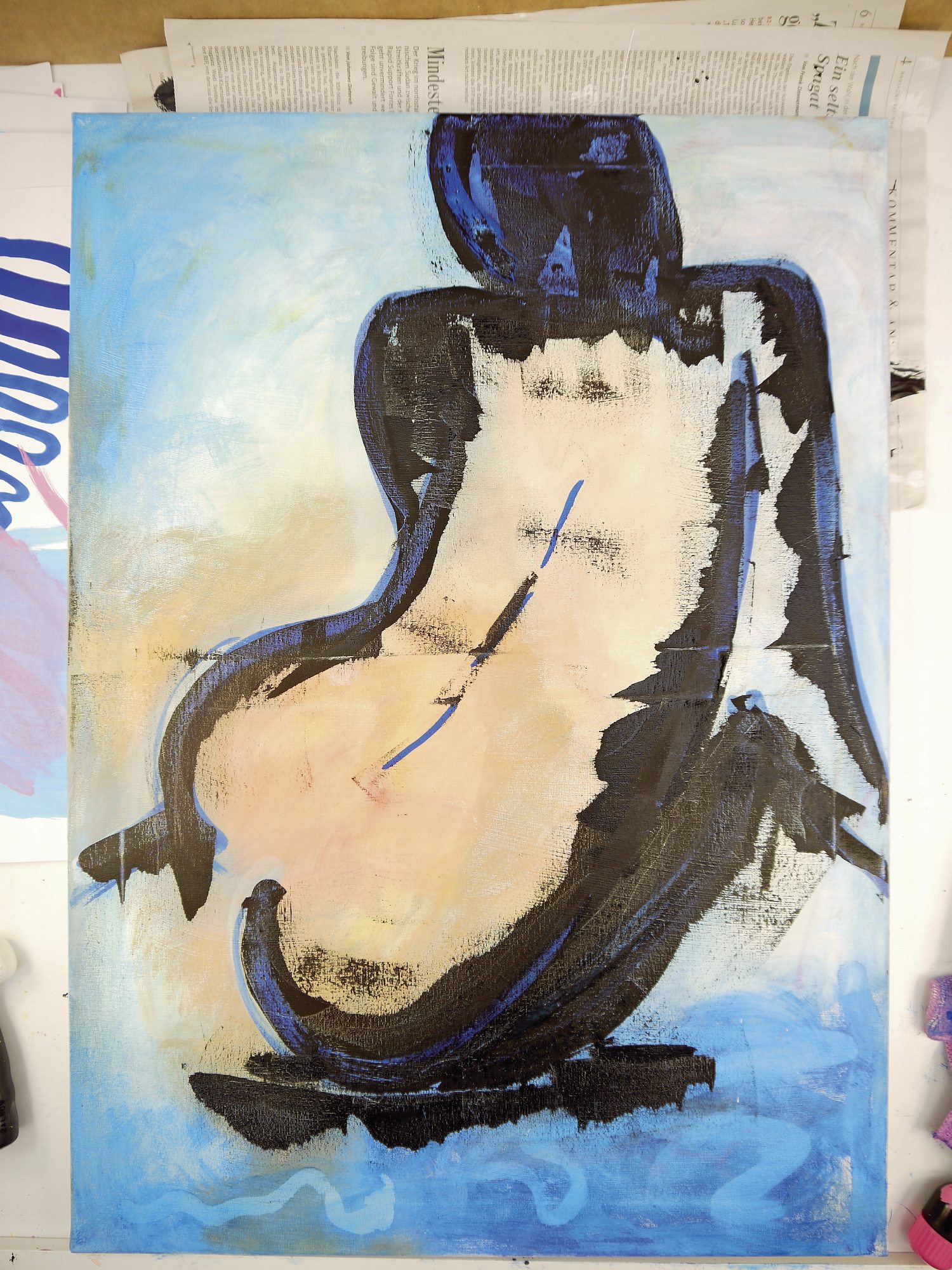 Modische abstrakte Form in Blau und Beige, dynamische Pinselstriche, zeitgenössisch, künstlerisch.