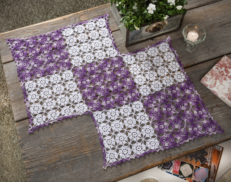 Weiße und violette Häkeldecke, geometrische Muster, quadratischer Schnitt, handgemacht, fein gestaltete Floralmuster.