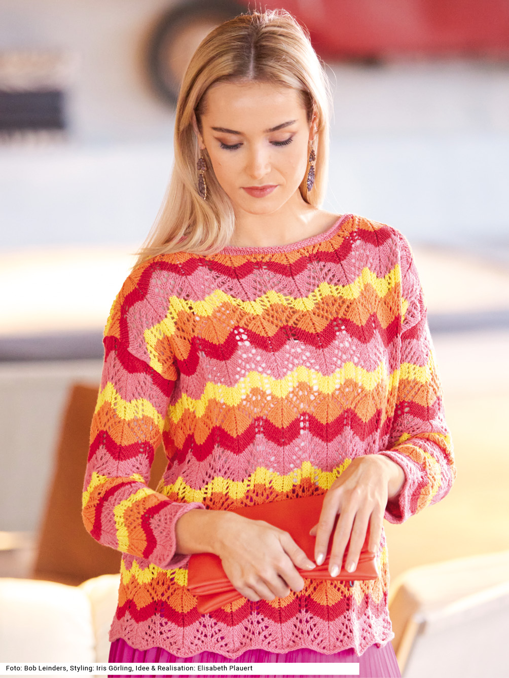 Modellansicht Bild 1: Pulli mit Lochmuster in Rosa, Rot, Orange und Gelb