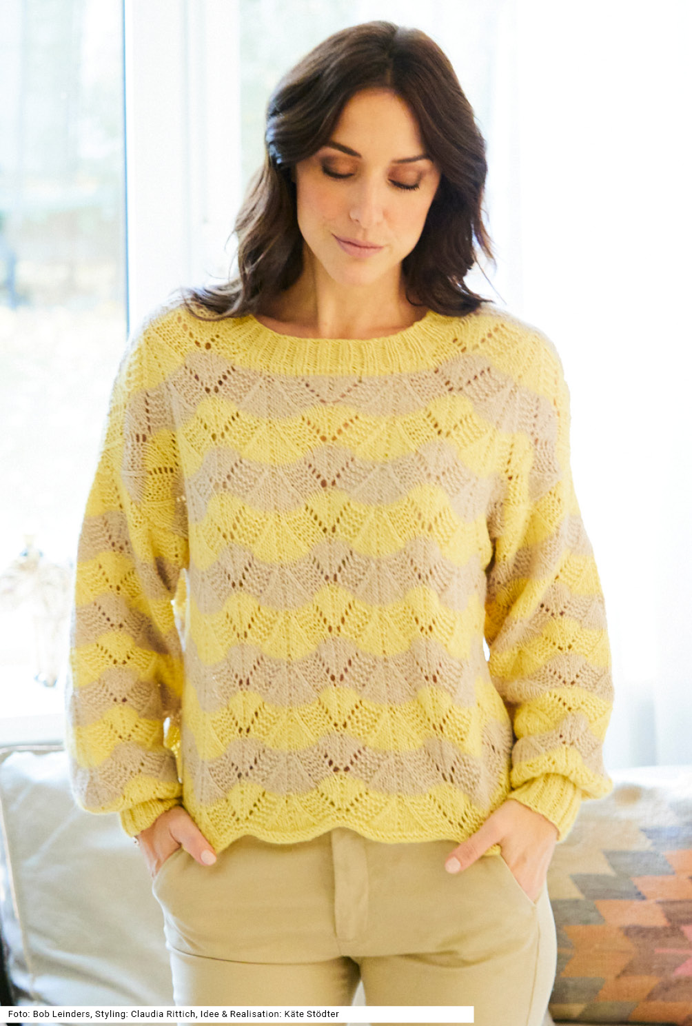 Modellansicht Bild 2: Pulli mit Wellenmuster in Gelb und Beige