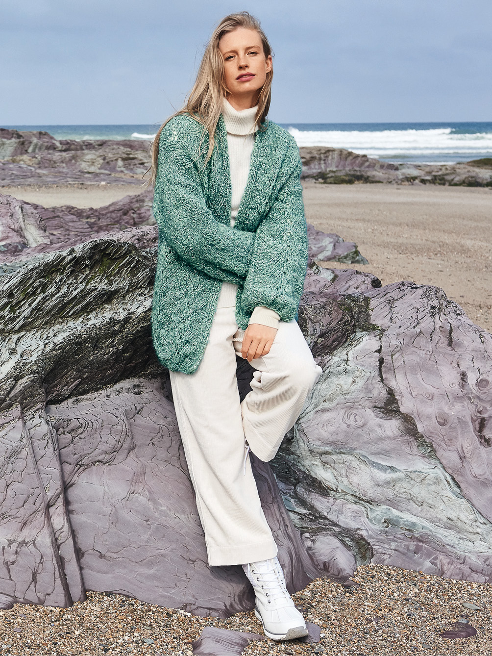 Modellansicht Bild 1: Verschlusslose Jacke mit Ajourmuster aus jadefarbenem Flausch- und silbernem Paillettengarn