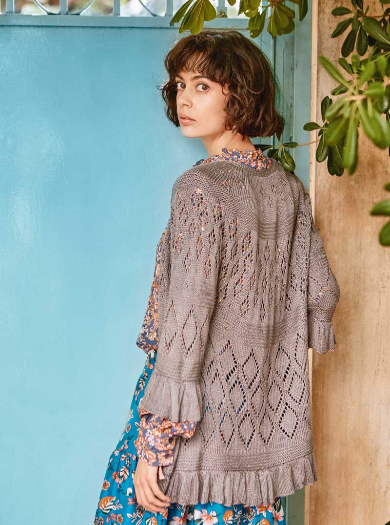 Grauer, handgemachter Cardigan mit Rautenmuster, florale Bluse; modisch, kunstvoll, DIY.