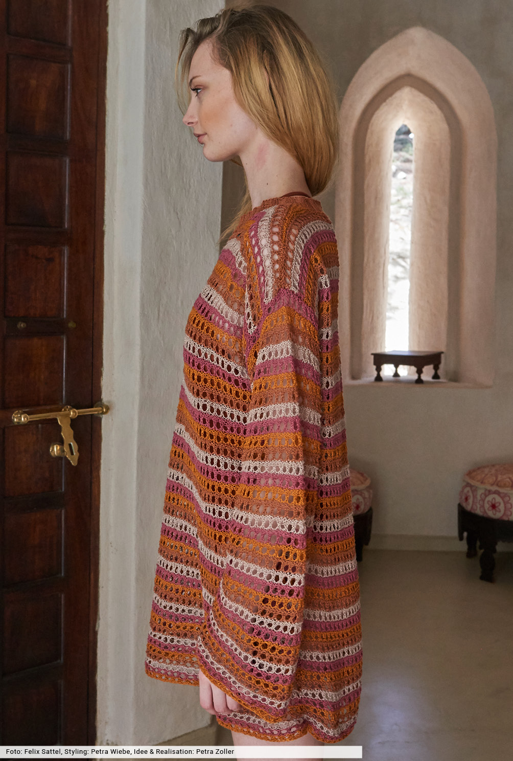 Modellansicht Bild 3: Gestreifter Lochmusterpulli