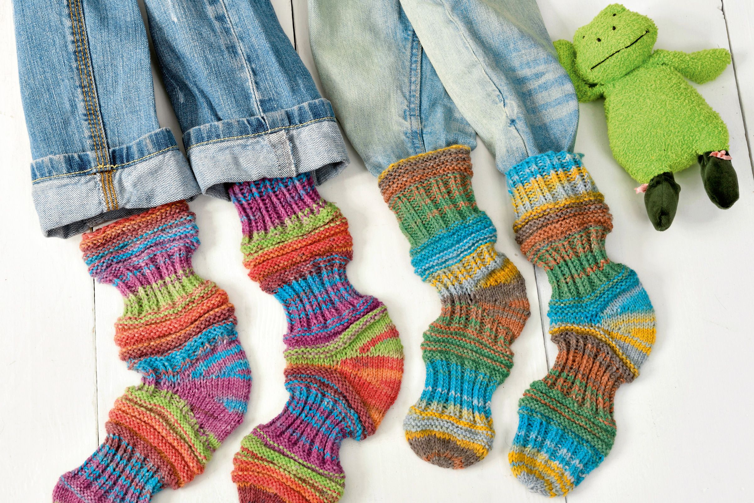Handgestrickte, bunte Socken in welligem Muster, farbenfroh, modisch und einzigartig.