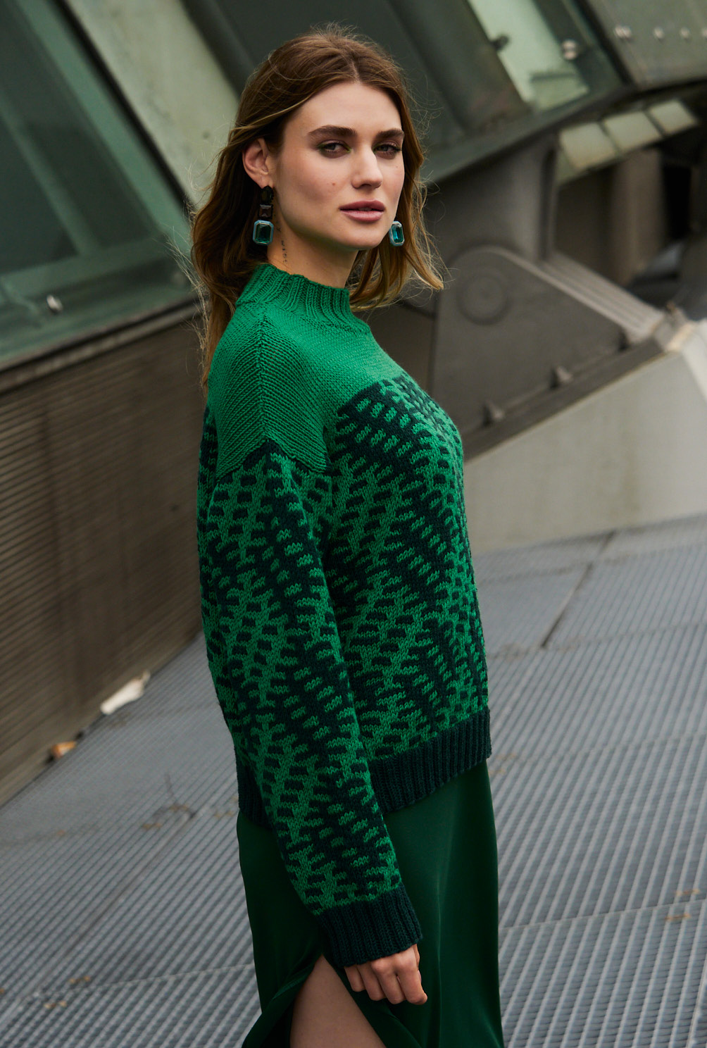 Modellansicht Bild 3: Pulli im Hebemaschenmuster in Grün