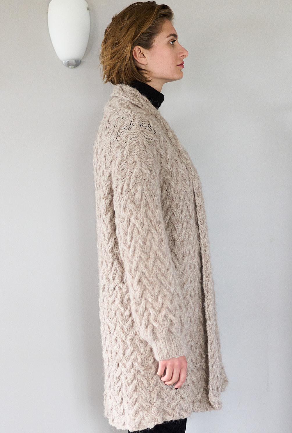 Modellansicht Bild 5: Longjacke mit Zopfstrukturen