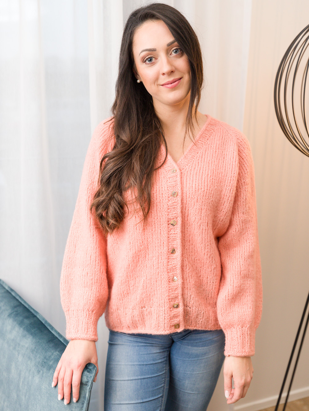 Modellansicht Bild 1: Amaya - Von oben nach unten gestrickter Cardigan in Melone