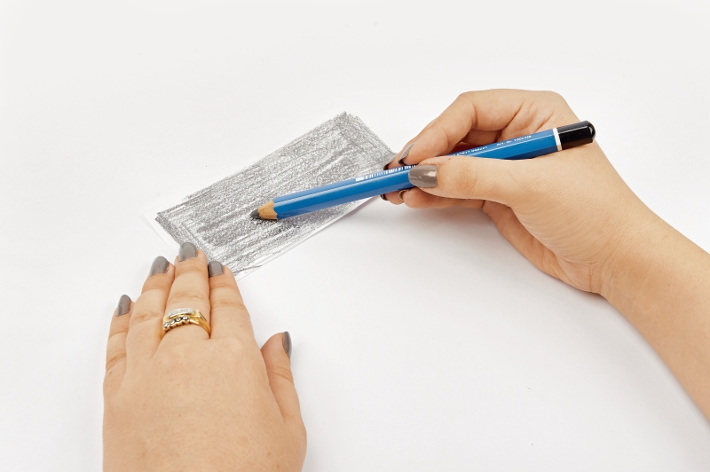 Farbige Nägel, goldener Ring. Handgestaltetes DIY-Projekt mit schattenhaftem Design, kreativ und einzigartig.