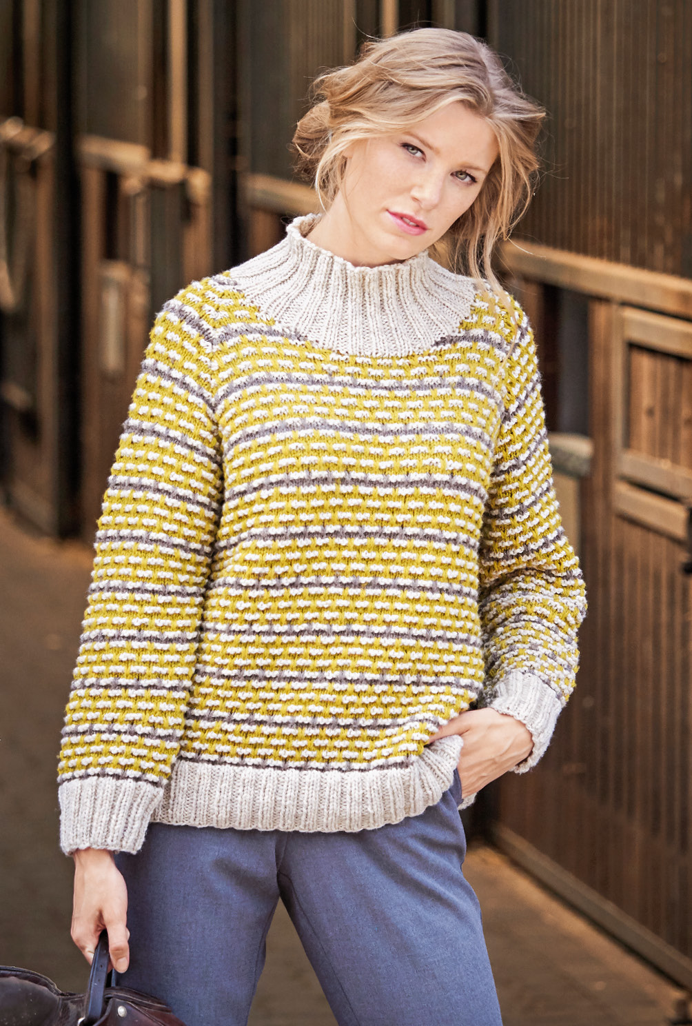 Modellansicht Bild 7: Raglanpulli mit Hebemaschen in Natur, Anis und Holz