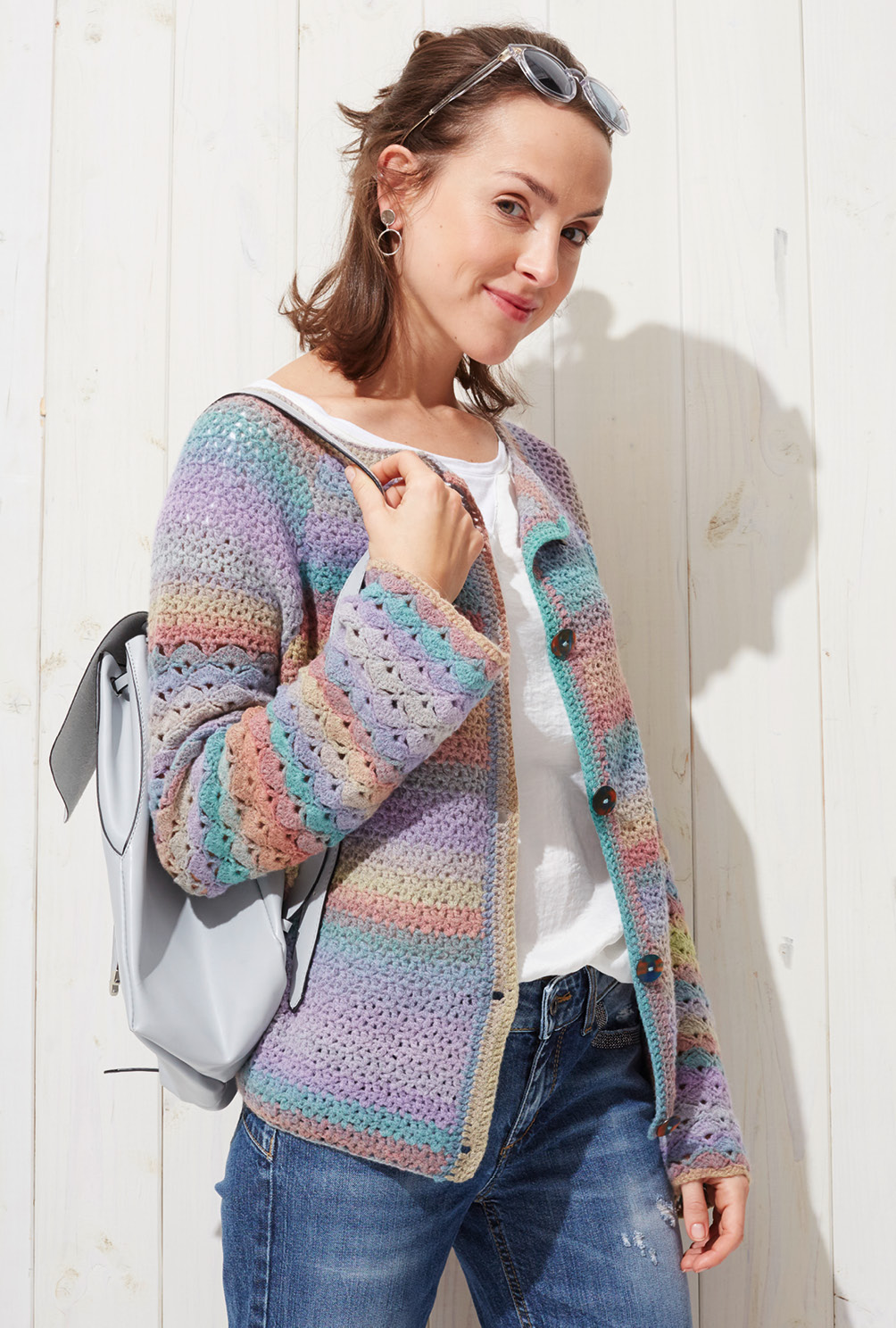Modellansicht Bild 4: Lässige Häkeljacke mit Trompetenärmeln und Farbverlauf