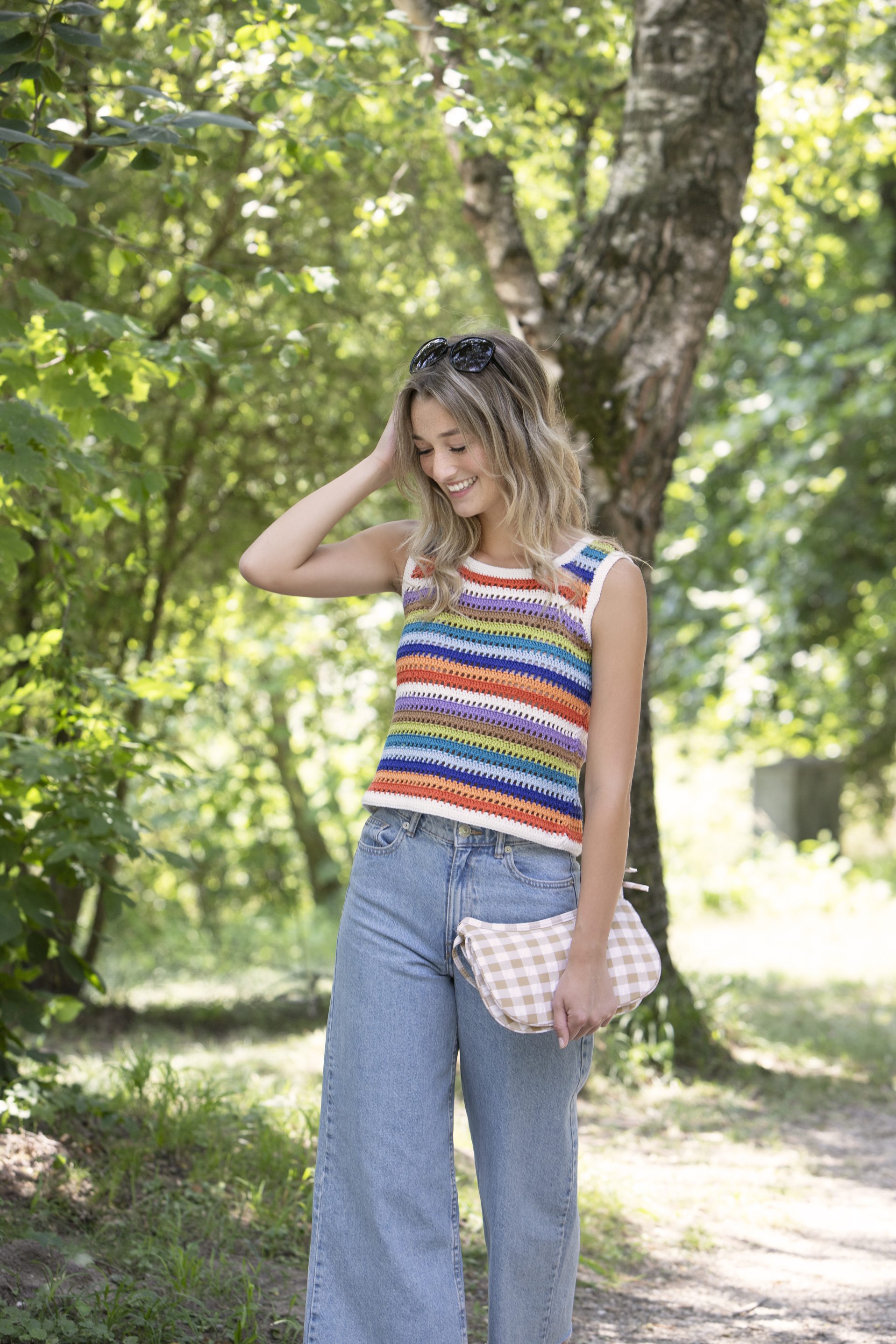 Modisches Streifentop, handgemacht, bunte Farben, leichtes Material. Weite Jeans, casual und bequem.
