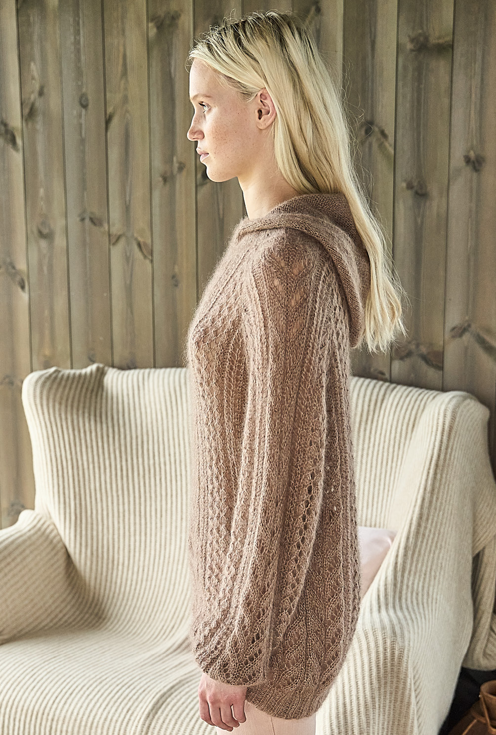 Modellansicht Bild 3: Raglanpulli mit Kapuze