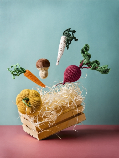 Bunte, handgemachte Häkelgemüse; detailreich, kreativ, einzigartig im Design. DIY-Muster in leuchtenden Farben.
