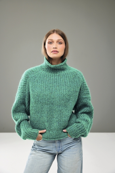Grüner, grob gestrickter Pullover, hohe Kragen mit weiten Ärmeln, lässig und modisch. Ideal für DIY-Liebhaber.