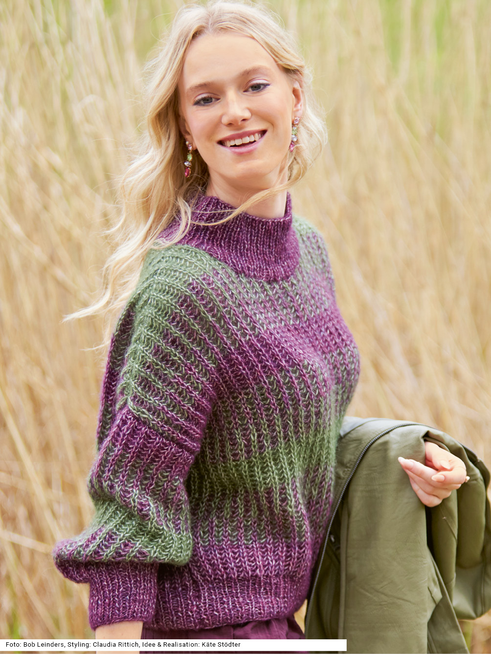 Modellansicht Bild 1: Pulli mit zweifarbigem Patent in Brombeer und Oliv