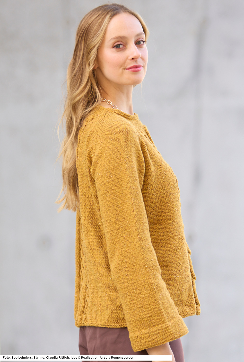 Modellansicht Bild 4: Raglanpullover mit Zopfmuster