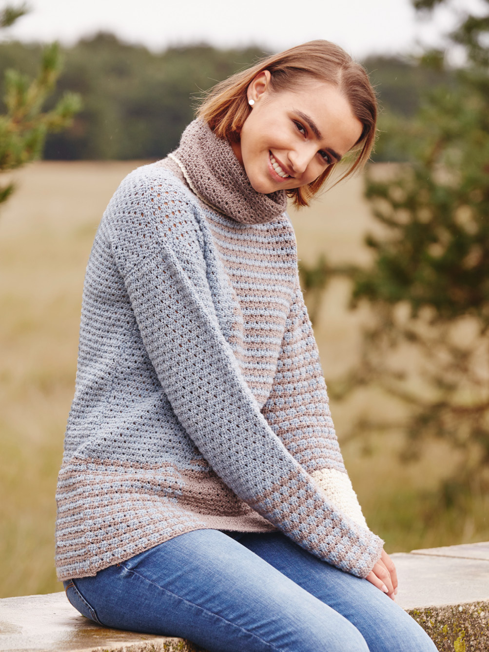Langarm-Häkel-Pulli in drei Farben mit Rollkragen Modellansicht Bild 1: Langarm-Häkel-Pulli in drei Farben mit Rollkragen