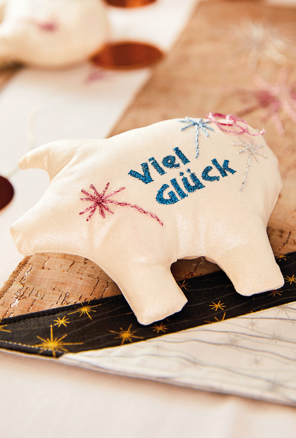 Modellansicht Bild 9: 4er-Set aus Tischsets, Teelichthüllen und Glücksschweinchen aus Stoff in Grau-Silber