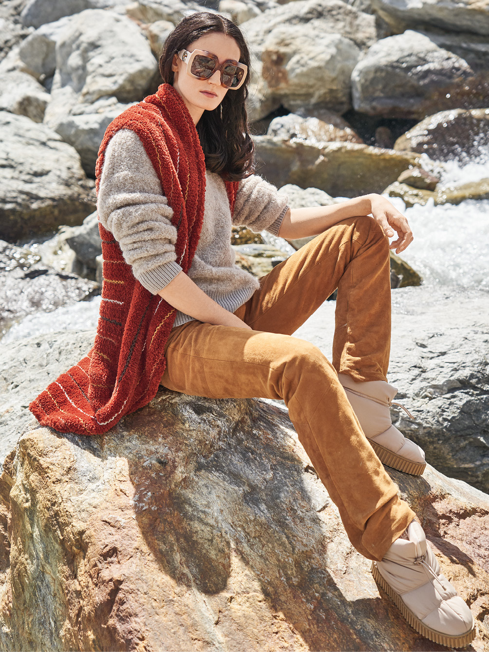 Flauschige, nahtlose Weste Modellansicht Bild 1: Flauschige, nahtlose Weste