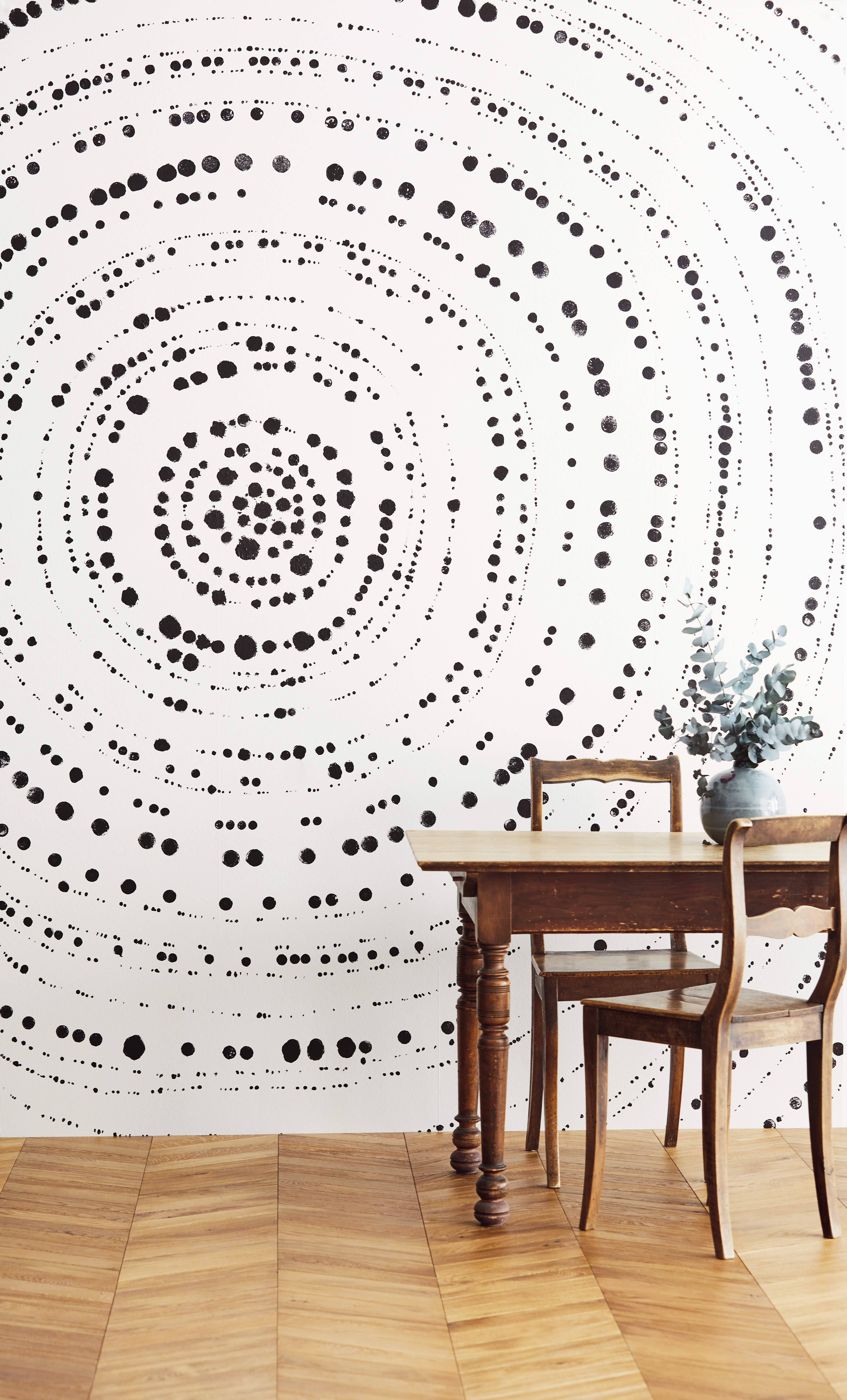 Schwarz-weiße Punkte-Spirale; modern, handgemacht, kunstvoll, minimalistisch.
