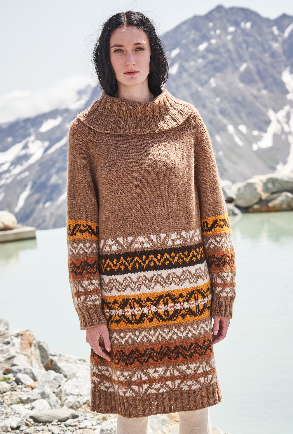 Modellansicht Bild 2: Lässiger Longpulli als Verwandlungskünstler