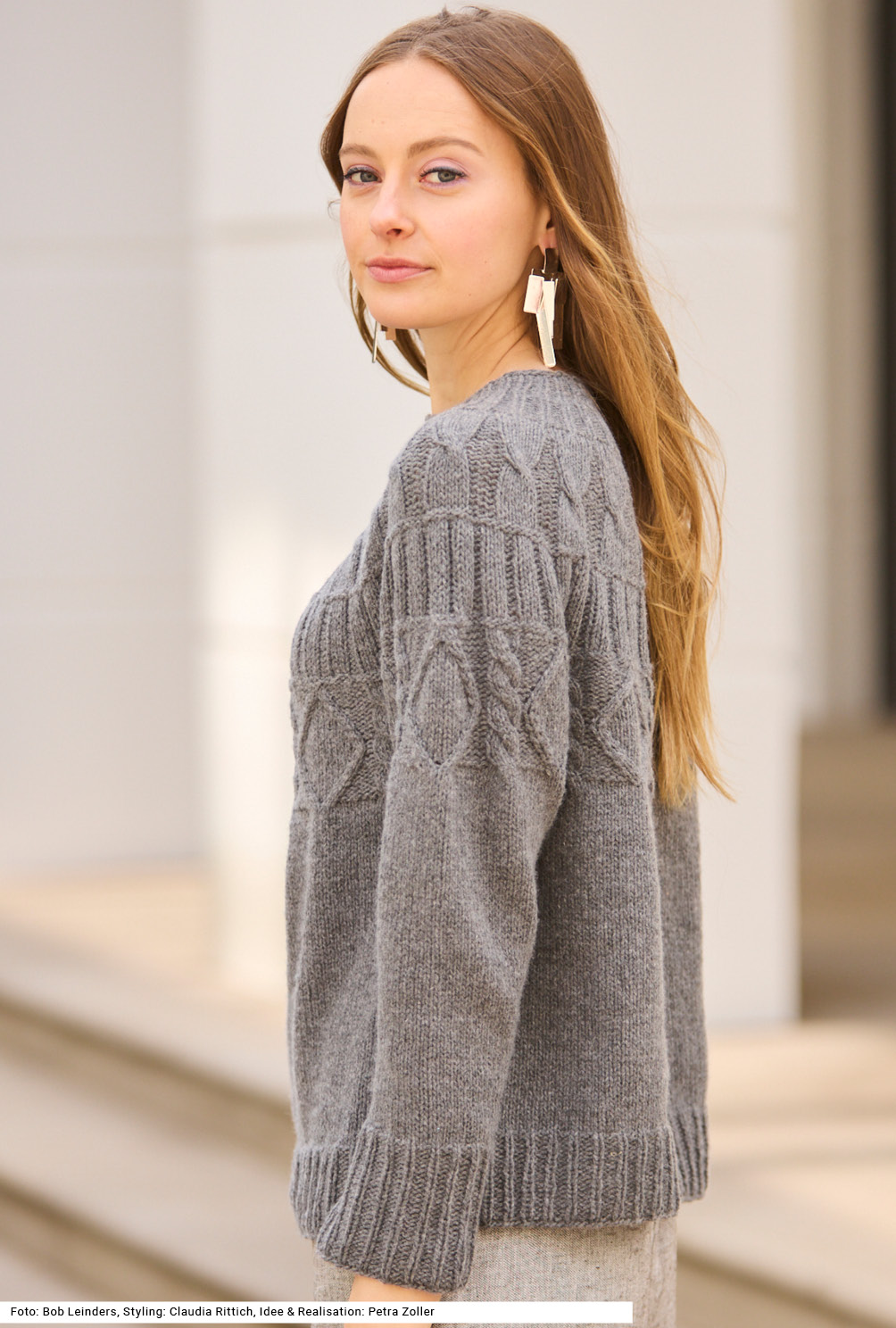 Modellansicht Bild 3: Pulli mit Zopfmuster-Passe