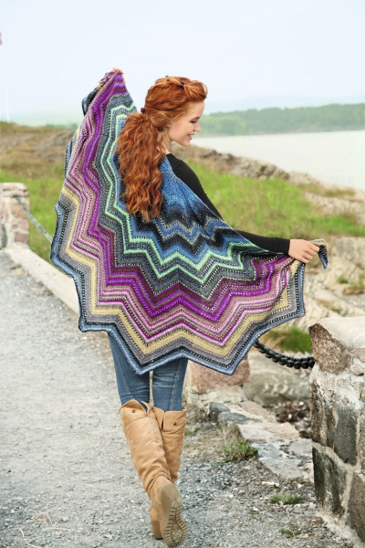 Modische, handgemachte Stola in Zickzack-Muster; Farben: Lila, Blau, Grün. Perfekt für kreative Herbst-Looks.