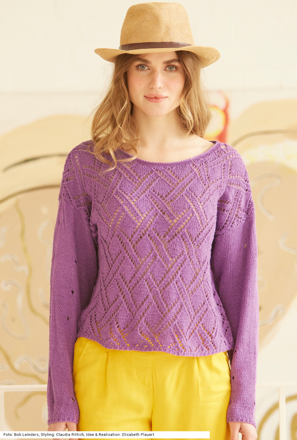 Modellansicht Bild 2: Pullover mit Ajourmuster in Violett